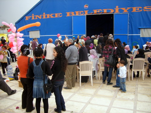 Damer i kø for å komme inn i festteltet