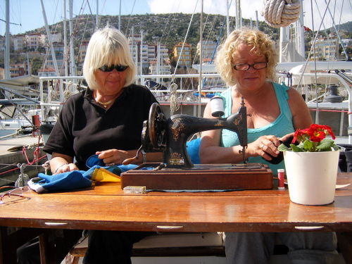 Ulla følger nøye med under reparasjonen