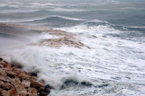 Sterk til stiv kuling utenfor