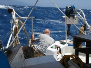 Lasse i ful gang med å surre gummibåten