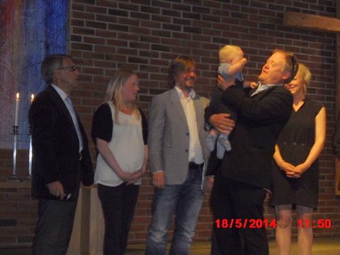 Stolte foreldre og en hyggelig seremoni