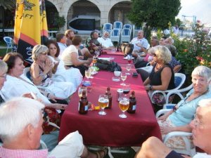 En stor forsamling av lykkeønskere