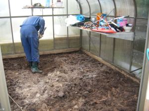 Masse jord er spadd ut og fjernet