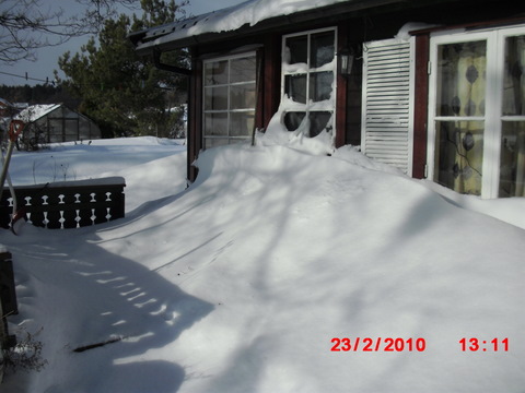 Snø til langt opp på døra