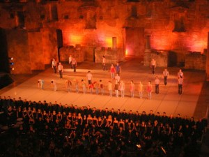Danserne på scenen og kjempekoret i forgrunnen