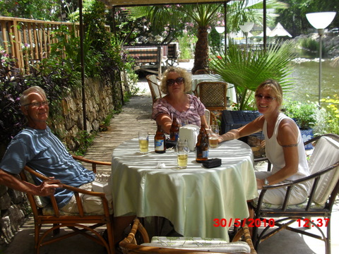 Oppe i elva ved Adresan bay for lunsj