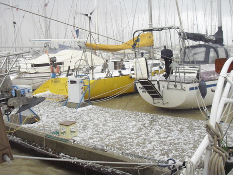 ele brygga er dekket med isbiter så store som pingpongballer