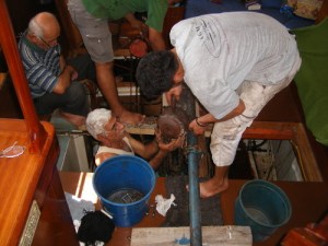 Nye motorlabber når motoren heves