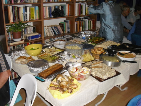 Et veldekket bord med mye godt