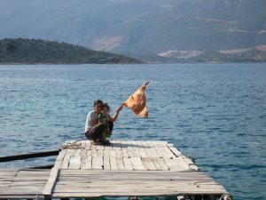 Irem vinker farvel til oss