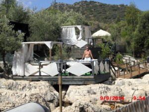 Asbjørn boltrer seg i VIP området, egen solingsplass