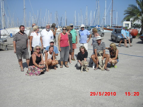 Her er mange bekjente samlet, til nok en hundevask