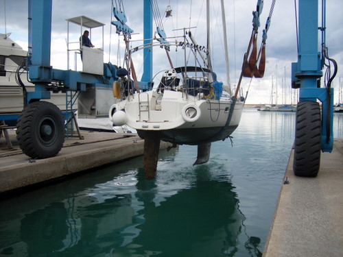 S/Y Supernova løftes på land