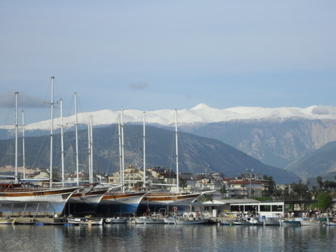 Snøen kryper stadig nedover fjellsiden