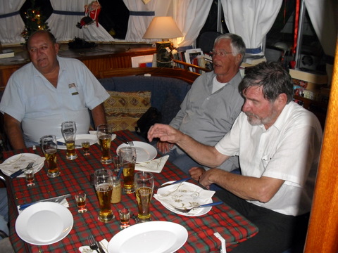 Peter (til venstre i bildet) spiser lutefisk for første gang